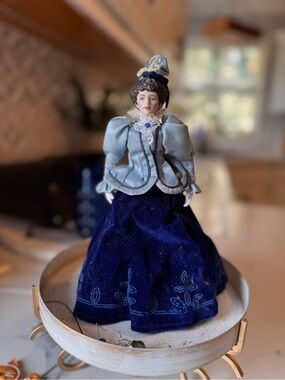 VTG 1987 Avon Collectibles Victorian Elegant Blue Porcelain Doll - 9"